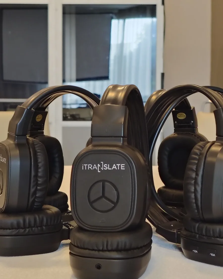 Receptor de traducción simultánea marcado iTranslate en primer plano